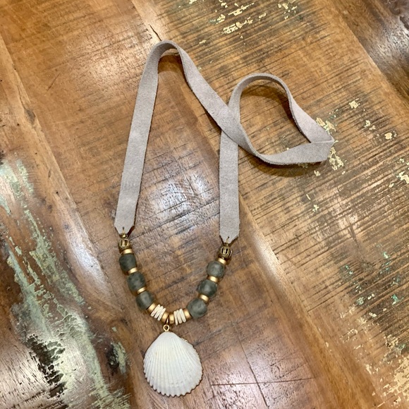 🌾 Suede Strap Shell Necklace - Picture 2 of 4
